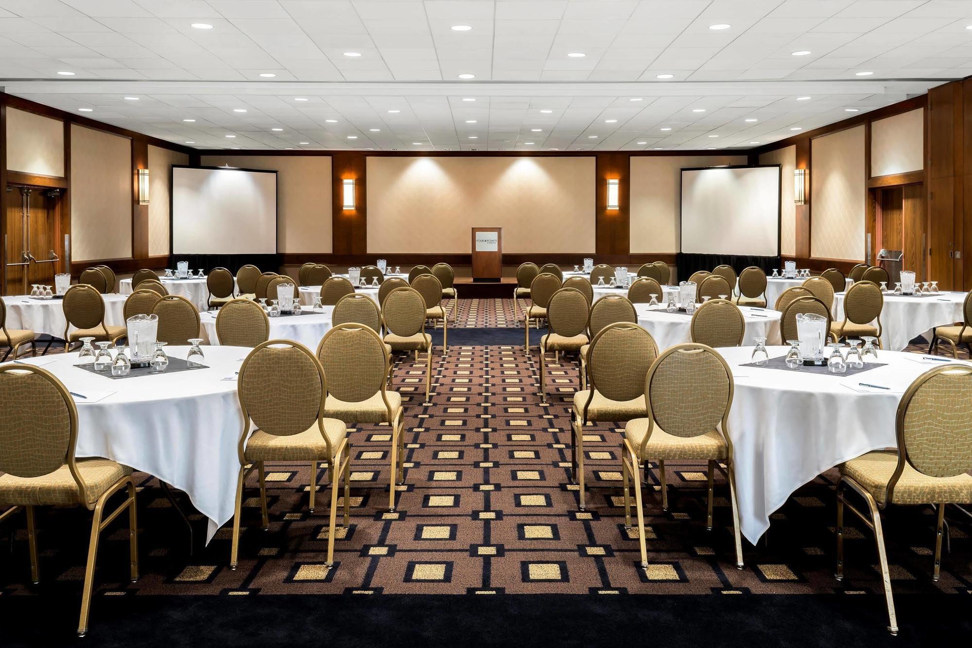 Four Points By Sheraton Toronto Airport Hotel 3*